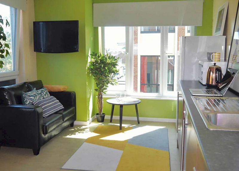 spacious-kitchen-in-linthorpe-hall-4