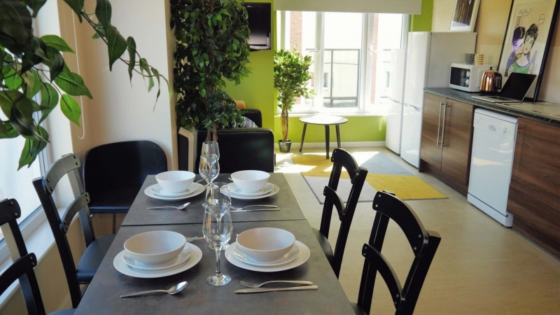 spacious-kitchen-in-linthorpe-hall-1