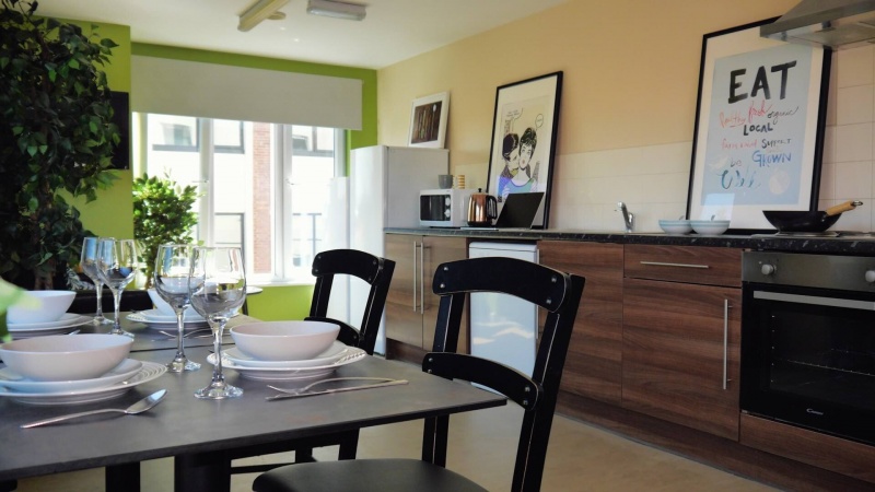 spacious-kitchen-in-linthorpe-hall-3