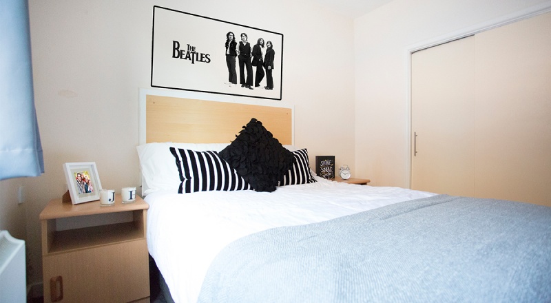  warm, comfortable bed, full mirror, wardrobe, and free high-speed Wi-Fi