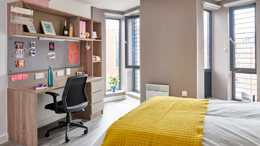 deluxe plus ensuite room at Howard Garden