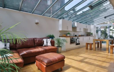 Spacious and modern common areawith sofas at Francis Gardner Student Accommodation in London