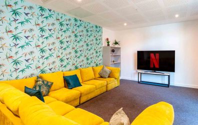 15_student_accommodation_exeter_hill_view_place_tv_lounge